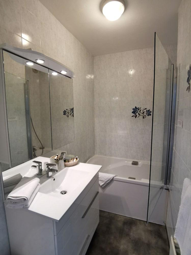 Bathroom 3, Le Vieux Logis, Pyrénées-Atlantiques