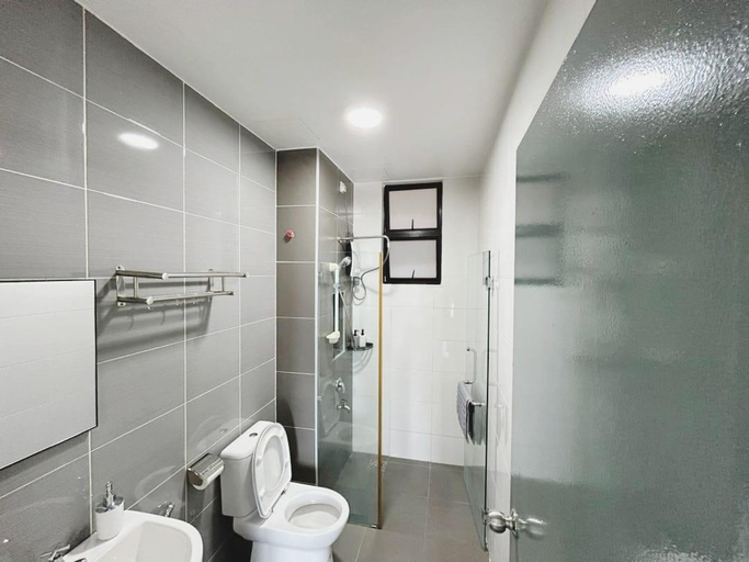 Bathroom 2, PLATINO Kids Friendly, 3BR Family Suite, Next to Paradigm Mall Escape JB, Johor Bahru