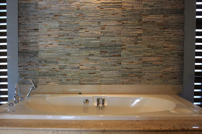 Bathroom 5, Maehaad Bay Resort, Ko Phangan