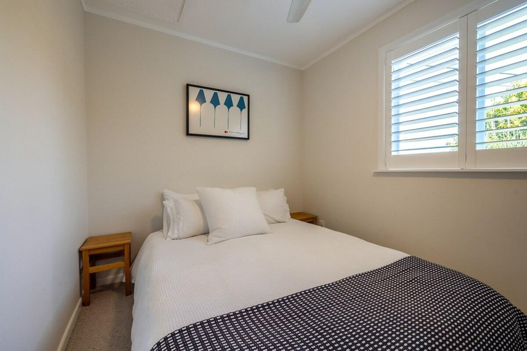 Bedroom 3, Tahatai Cottage with Spa Pool - Oneroa, Auckland