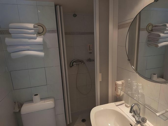 Bathroom 4, Hôtel Royal Bergère, Paris