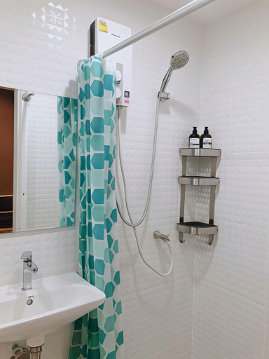 Bathroom 4, GN Luxury Hostel, Ratchathewi