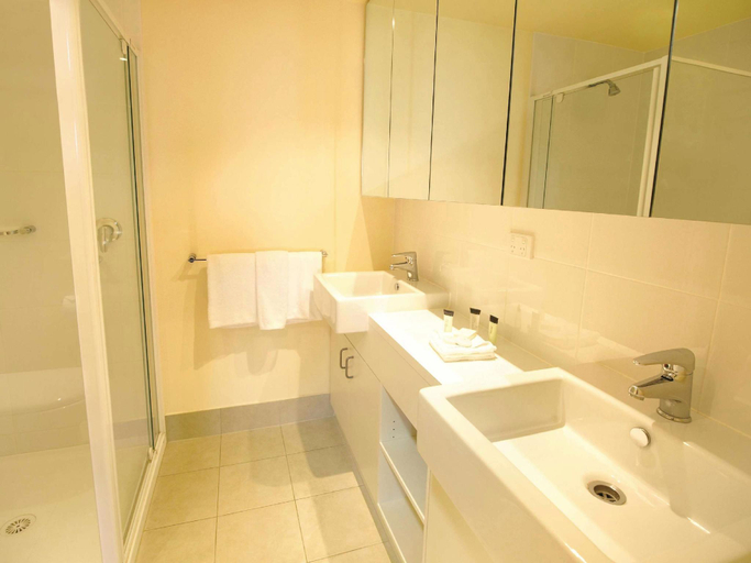Bathroom 5, Oaks Melbourne on Lonsdale Suites, Melbourne