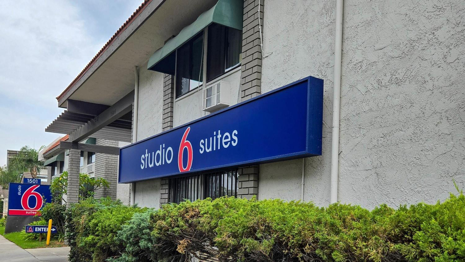 Exterior & Views 1, Studio 6 Suites Santa Ana, CA, Orange