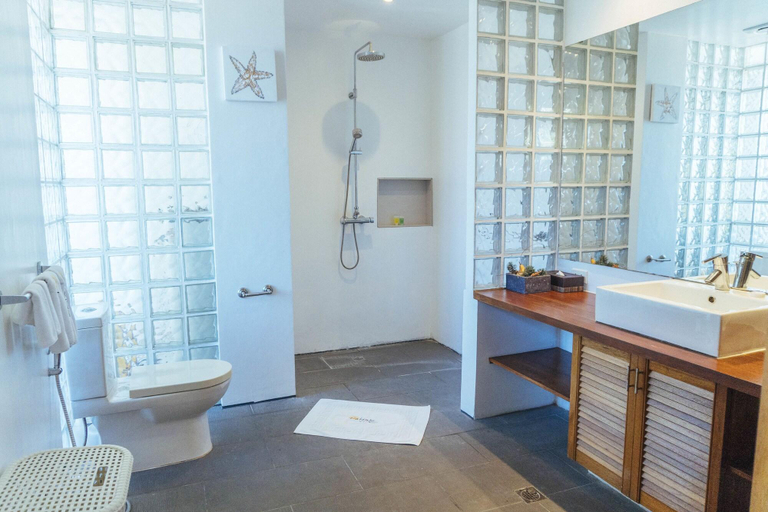 Bathroom 5, Calypso Dive Resort, Malay
