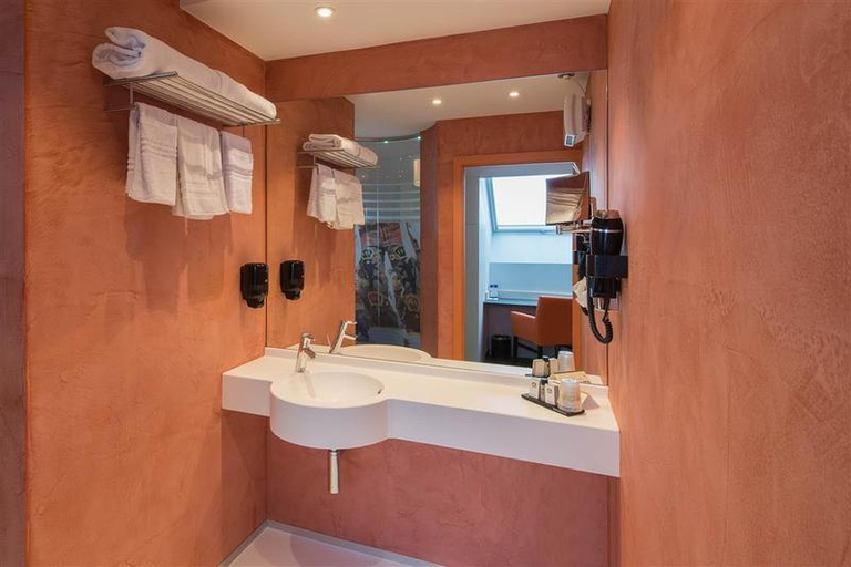 Bathroom 3, Orange Hotel La Louviere, Hainaut