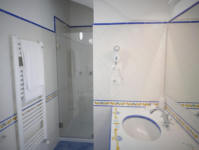 Bathroom 4, Hotel Vittoria, Salerno