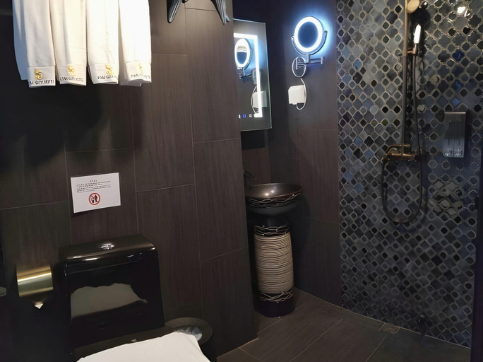 Bathroom 5, Star City Hotel, Kowloon