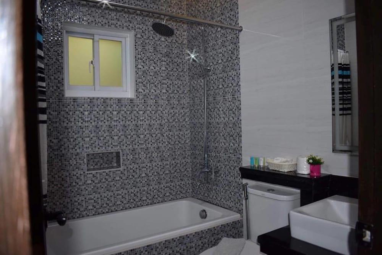 Bathroom, Jo Carter's Hotel & Suites Angeles City, Angeles City
