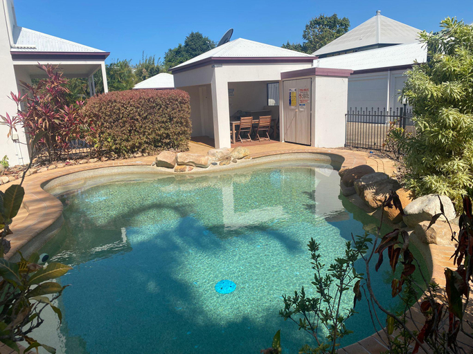 Others 2, The Esplanade-Amazing 3 bed, 2 Bath, Pool, Rowes Bay-Belgian Gardens