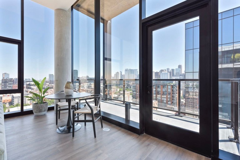 Room 5, Fulton Market Penthouse 4BR Family Fun Views, Cook