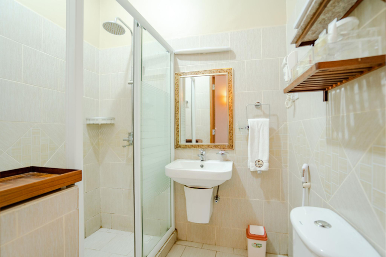 Bathroom, Amariah, Kinondoni