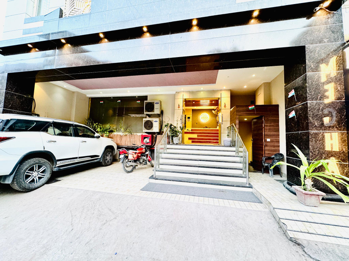 Exterior & Views