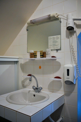 Bathroom 2, Auberge de la fontaine aux loups, Creuse