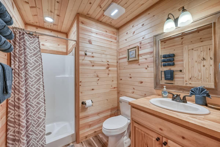 Bathroom 2, Cozy Cabin Firepit and Grill & 10 mins to Main St, Gillespie
