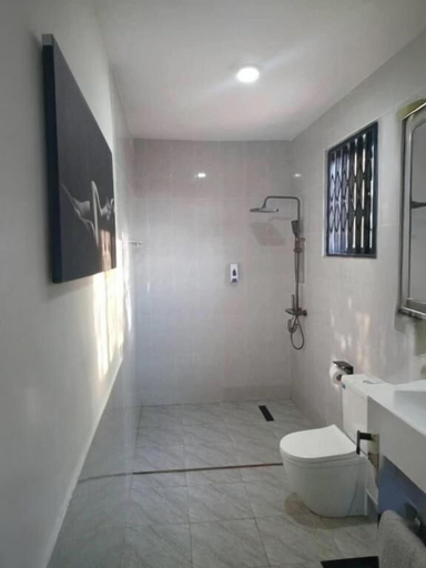 Bathroom 2, Sleepeaze Hotel, Dangbe East