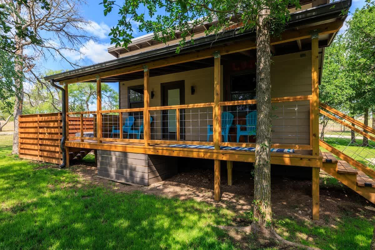 Exterior & Views 1, Rivers Edge Cottages with Hot Tub, Gillespie