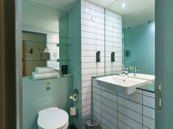 Bathroom 2, B&B HOTEL Ipswich, Suffolk