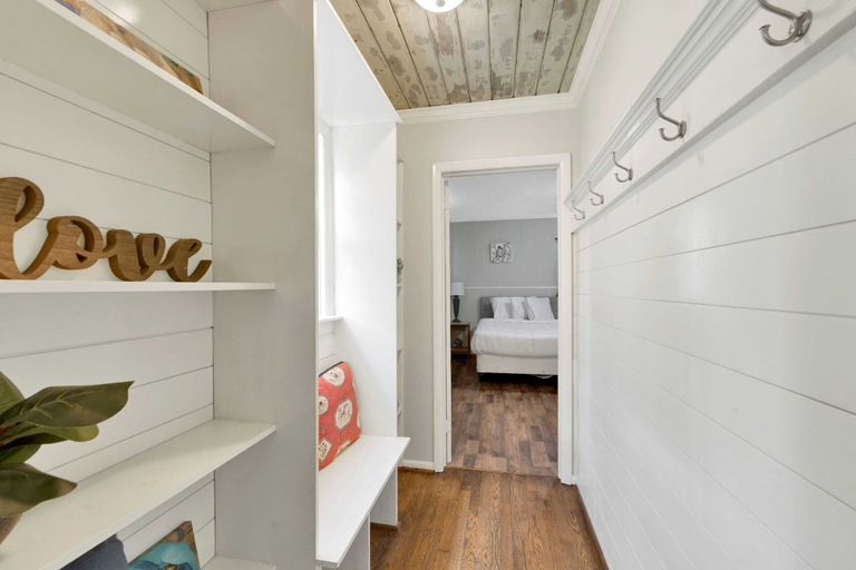 Room 2, 86th Cozy Coop, Jefferson