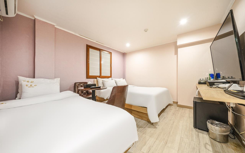Bedroom 2, Sinchon Dorothy, Mapo