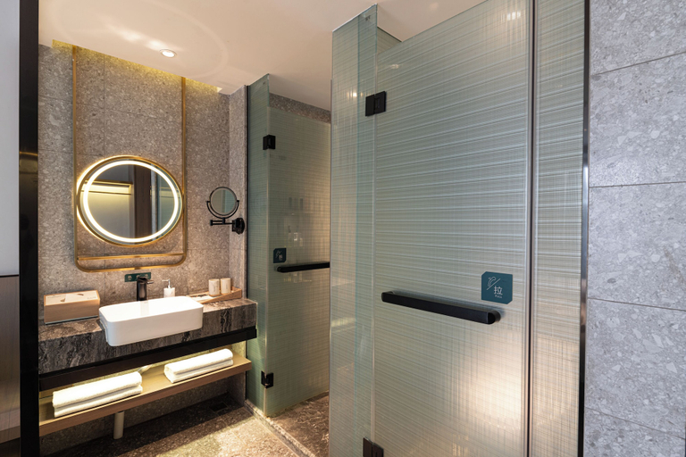 Bathroom 4, YangShuo Percent Hotel, Guilin