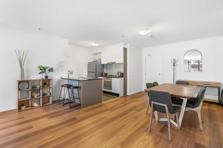 Others 2, Luxe 2-Bed Apartment with River Views Near Casino, Melbourne