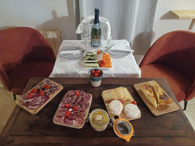 Food & Drinks 5, Hebergement insolite avec jacuzzi privatif Millau, Aveyron