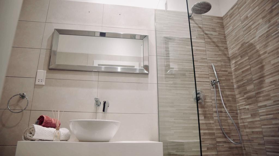Bathroom 2, Pierre de Soleil Guesthouse, Saint Paul's Bay