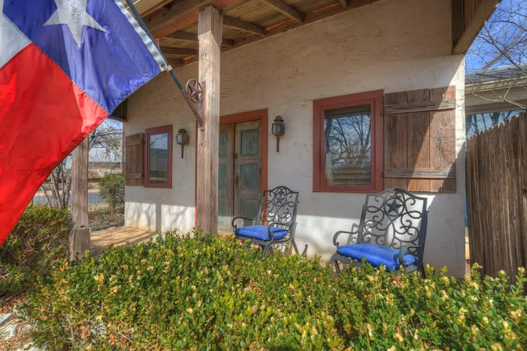 Exterior & Views 1, Texas Two Step Guesthouse, Gillespie
