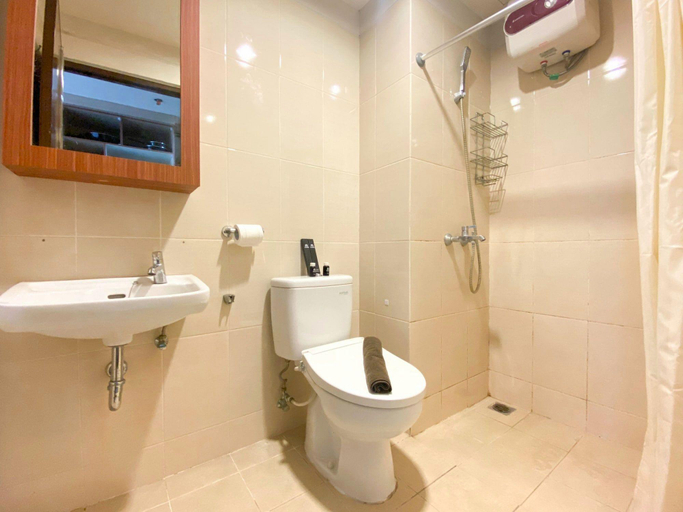 Bathroom 3, Cozy Studio Room At Oasis Cikarang Apartment, Cikarang