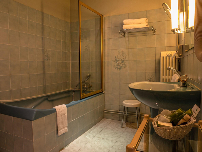 Bathroom 4, Chateau Des Bondons EI, Seine-et-Marne
