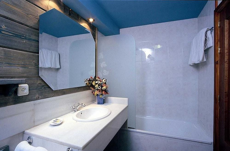 Bathroom 5, Calitxo, Girona