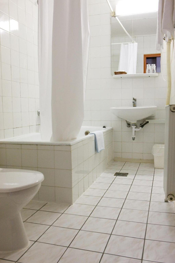 Bathroom 3, Hotel Gloria Budapest, Budapesti