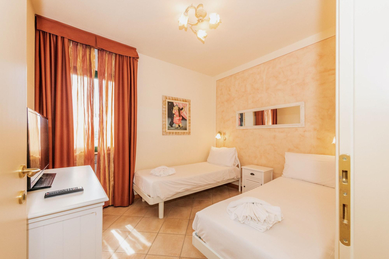 Bedroom 3, Bertoletta Village Apartments, Verona