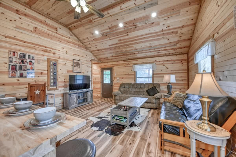 5, Cozy Cabin Firepit and Grill & 10 mins to Main St, Gillespie