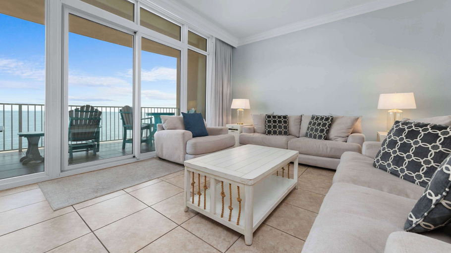 Living area 2, Beachfront 3-bedroom Condo on 15th Floor Balcony, Lazy River, Jacuzzis, Baldwin