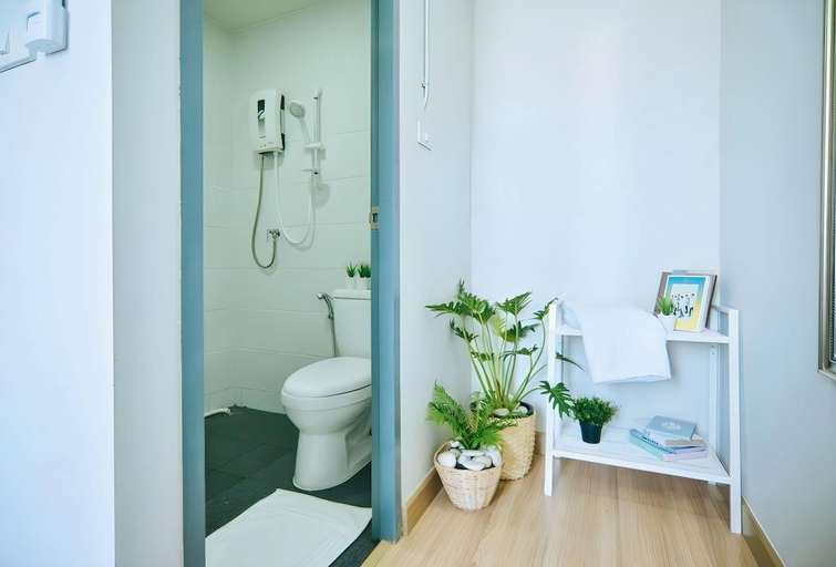 Bathroom 3, To Sleep Poshtel, Don Muang