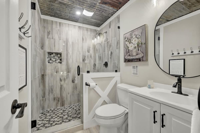 Bathroom 5, Shady Lane Lodge: Hot-Tub and Game Room Wheelchair Access, Gillespie