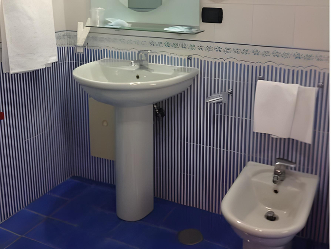 Bathroom 3, Hotel L' Anicre, Napoli