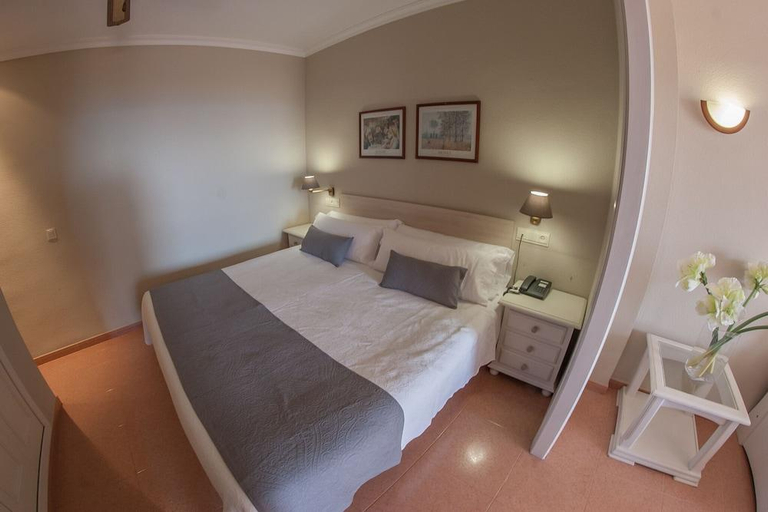Bedroom 3, Apartahotel Aguadulce, Almería