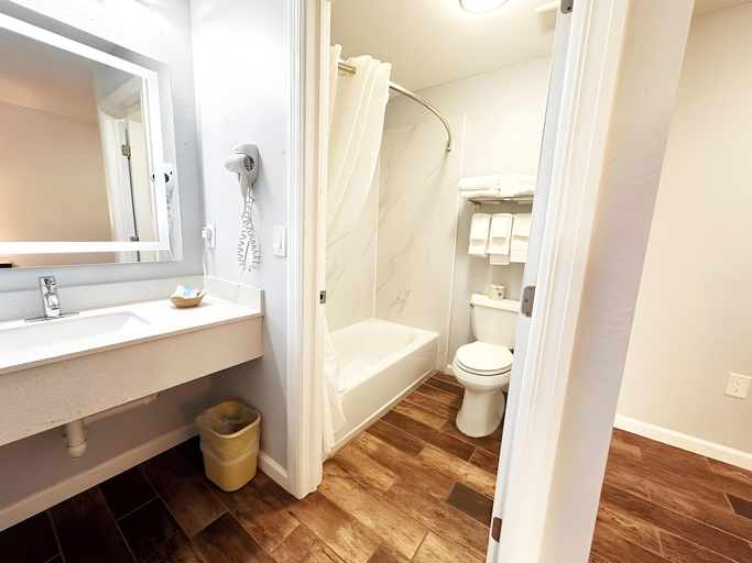 Bathroom 5, Lantern Inn & Suites - Sarasota, Manatee