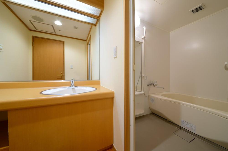 Bathroom 3, Surikamitei Ohtori, Fukushima