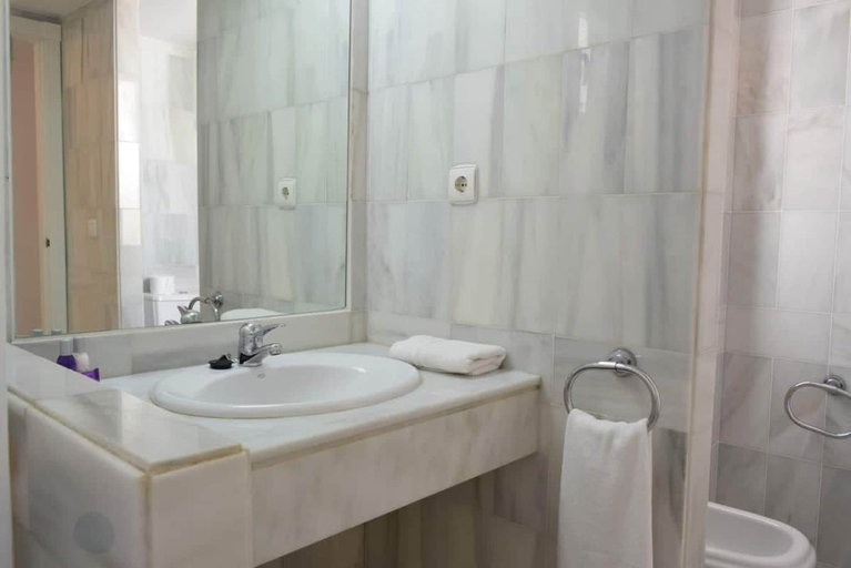 Room 3, Bright 2 Bedroom First Floor F-4, Málaga