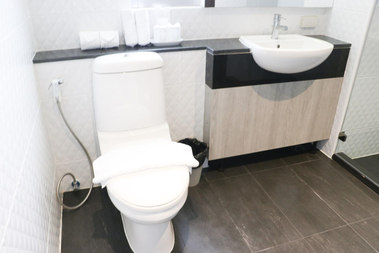 Bathroom 4, The Mini R Ratchada Hotel, Huai Kwang