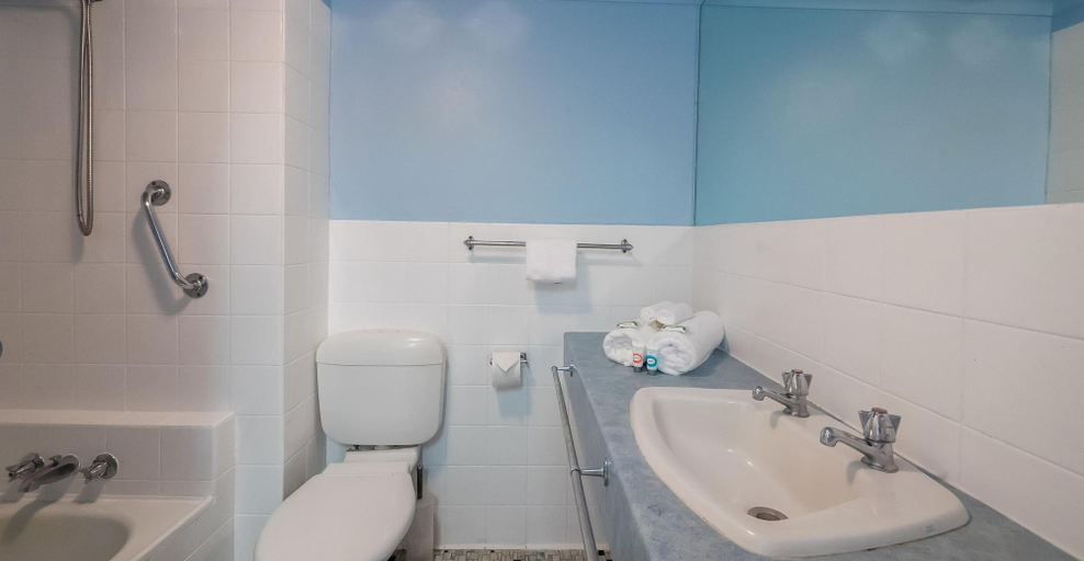 Bathroom 4, Cairns Holiday Lodge, Cairns