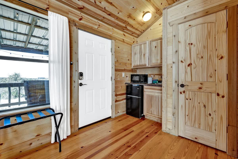 Others 4, Mesquite Cabin with Hot Tub & Hill Country Views, Gillespie