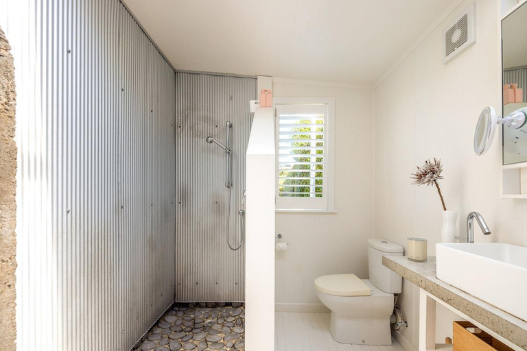 Bathroom, Tahatai Cottage with Spa Pool - Oneroa, Auckland