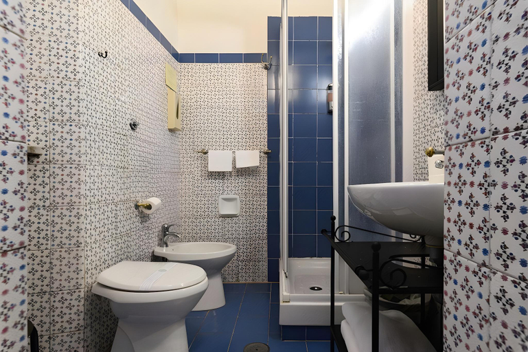 Bathroom 4, Hotel Julia, Rome