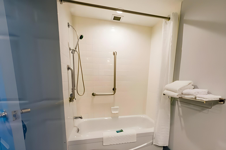 Bathroom 4, The Loyalist Country Inn & Conference Centre, Prince