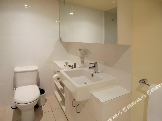 Bathroom 5, Oaks Melbourne on Lonsdale Suites, Melbourne